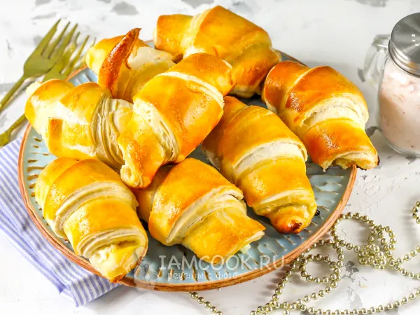 Фото блюда: Рогалики с творогом (из слоеного теста)