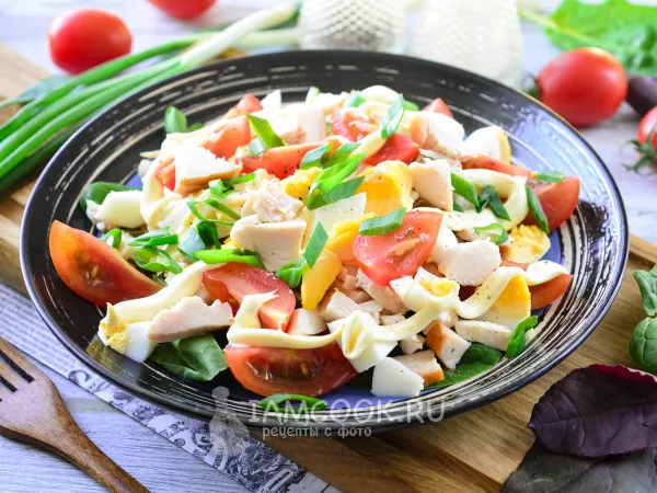 Фото блюда: Салат с копченой курицей, помидорами и яйцами