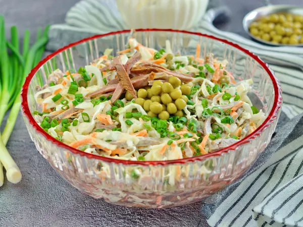 Фото блюда: Салат с языком и капустой