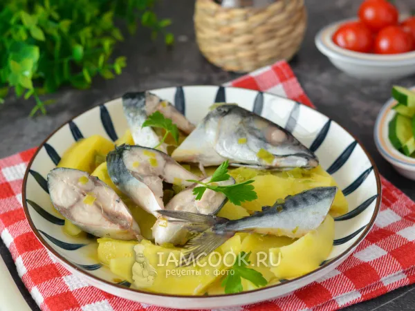 Фото блюда: Скумбрия с картошкой на сковороде (тушеная)