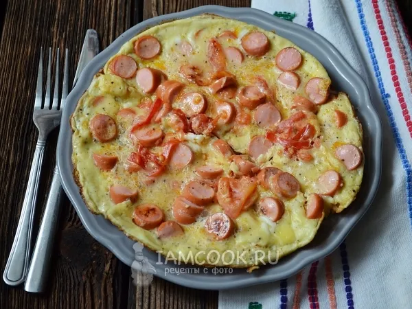 Фото блюда: Омлет с сосисками и помидорами