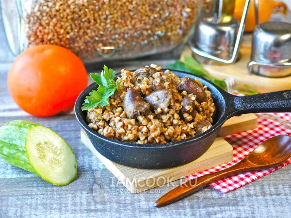 Фото блюда: Гречка с куриными сердечками на сковороде