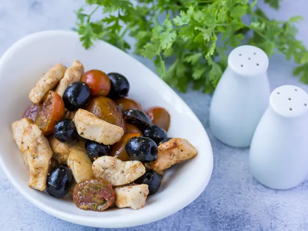 Фото блюда: Курица с помидорами и оливками (на сковороде)