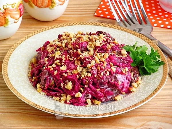 Фото блюда: Салат из свёклы, куриной печени и орехов