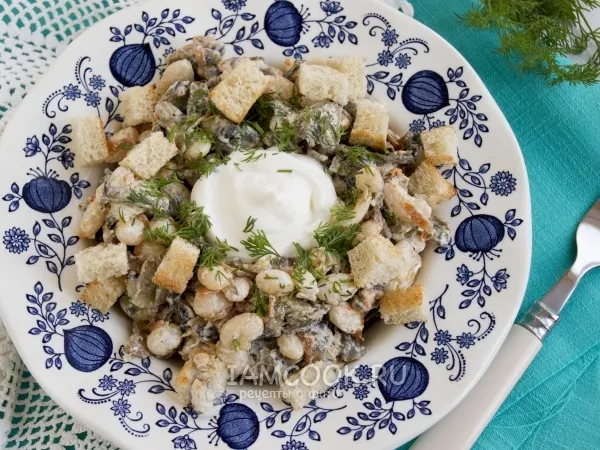 Фото блюда: Салат с фасолью и грибами и сухариками