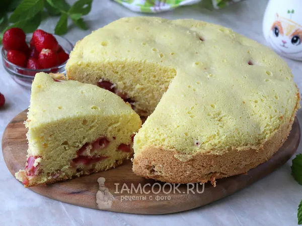Фото блюда: Бисквит с клубникой в мультиварке
