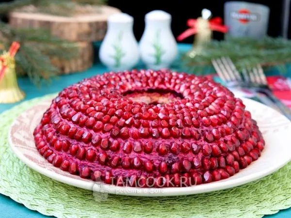 Фото блюда: Классический салат «Гранатовый браслет» с говядиной