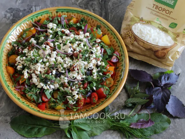 Фото блюда: Салат из свежих и вяленых помидоров с творогом