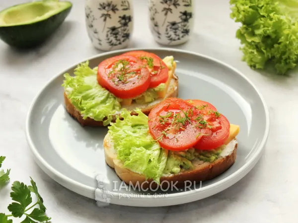Фото блюда: Бутерброды с авокадо, сыром и помидором