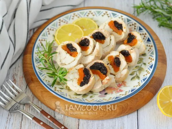 Фото блюда: Куриный рулет с черносливом и курагой