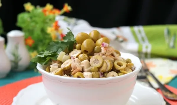 Фото блюда: Салат с курицей и оливками