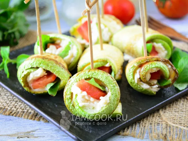 Фото блюда: Рулетики из кабачков с сыром и помидорами