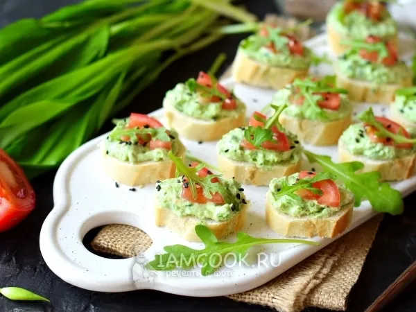 Фото блюда: Бутерброды с черемшой, творогом и помидором