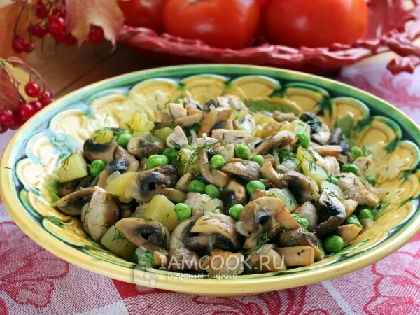 Фото блюда: Салат с жареными грибами и курицей