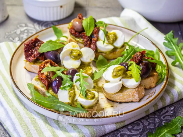 Фото блюда: Брускетты с вялеными томатами и моцареллой