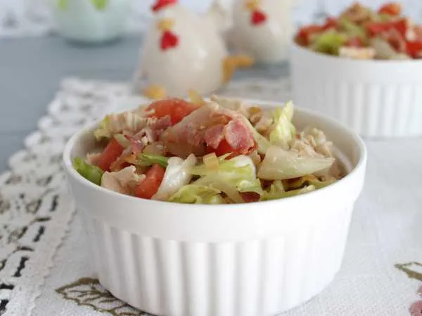 Фото блюда: Теплый салат с беконом и курицей