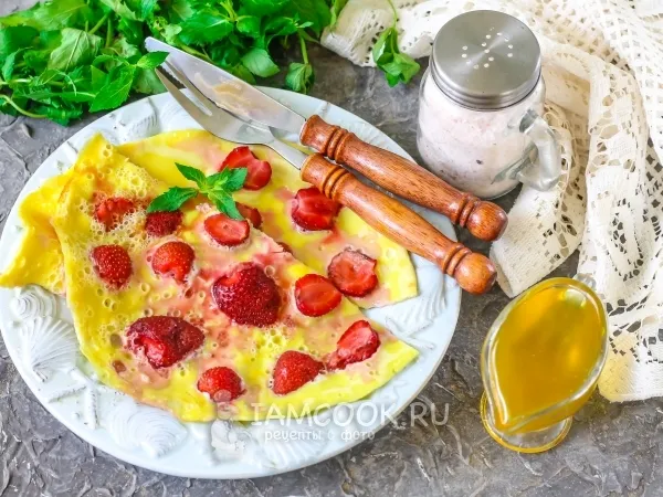 Фото блюда: Сладкий омлет с клубникой