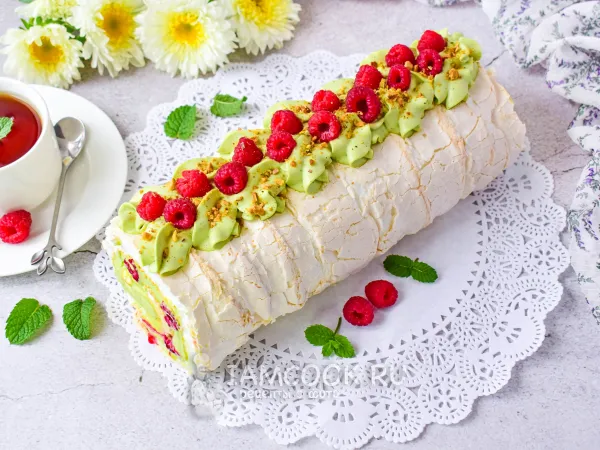 Фото блюда: Фисташковый рулет с малиной