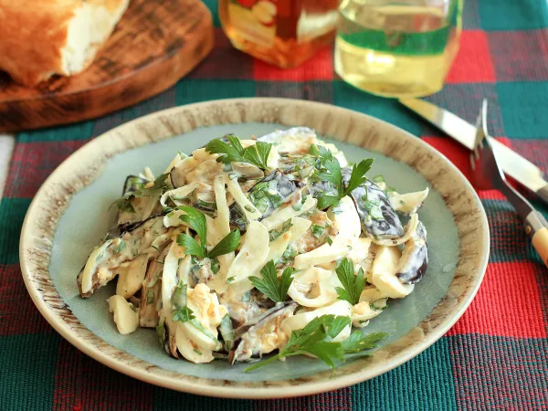 Фото блюда: Салат из баклажанов с яйцом и маринованным луком