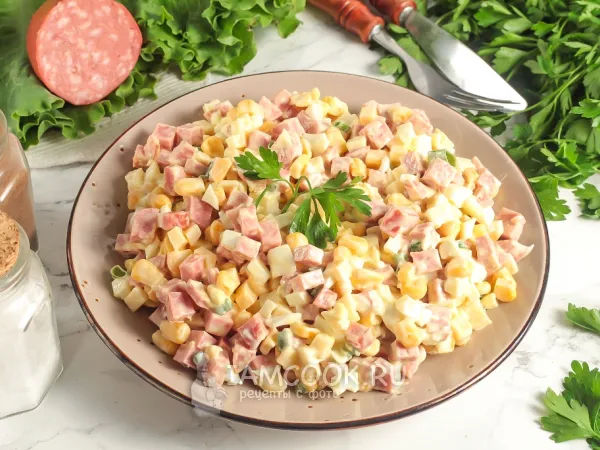 Фото блюда: Салат «Ежик» с копченой колбасой и кукурузой