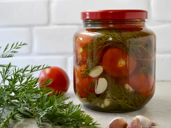 Фото блюда: Маринованные помидоры с ботвой моркови на зиму