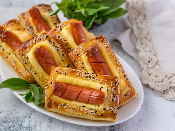 Фото блюда: Сосиски с сыром в слоёном дрожжевом тесте