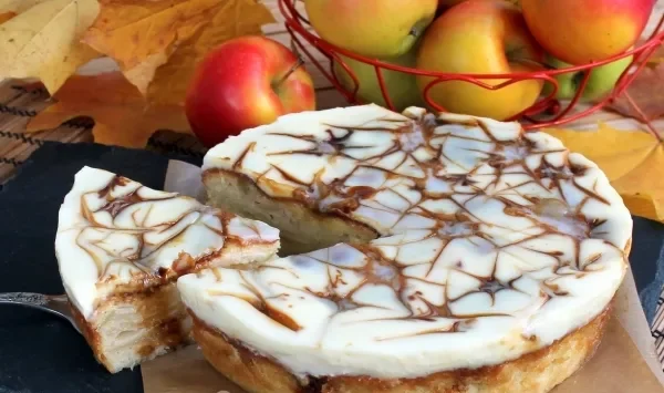 Фото блюда: Шарлотка с маслом и кремом