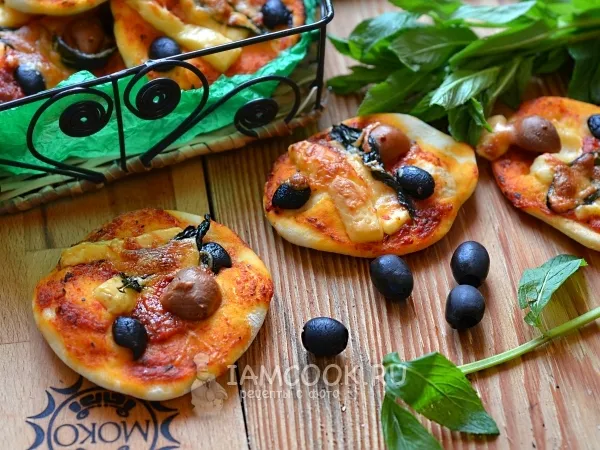 Фото блюда: Мини-пицца с оливками и сыром