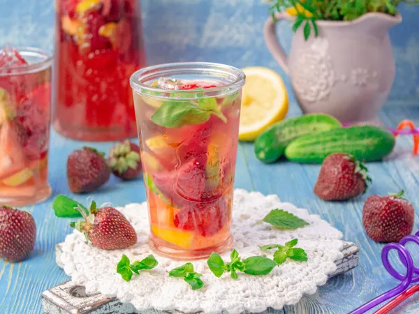 Фото блюда: Лимонад с клубникой и огурцом