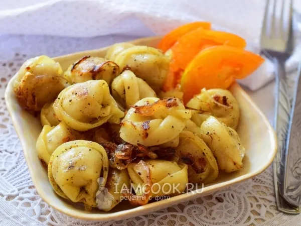 Фото блюда: Жареные пельмени с луком