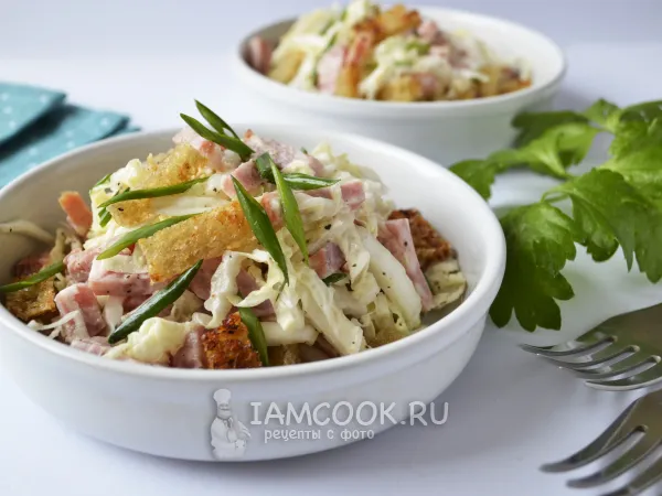 Фото блюда: Салат с пекинской капустой, колбасой и сухариками