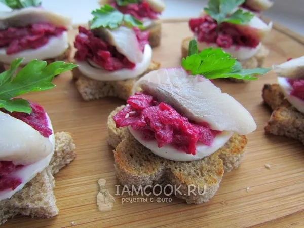 Фото блюда: Закусочные бутерброды с сельдью, яйцом и свеклой