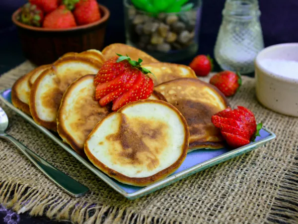 Фото блюда: Оладьи с клубникой на молоке