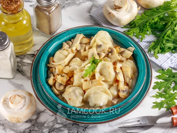 Фото блюда: Пельмени с грибным соусом на сковороде