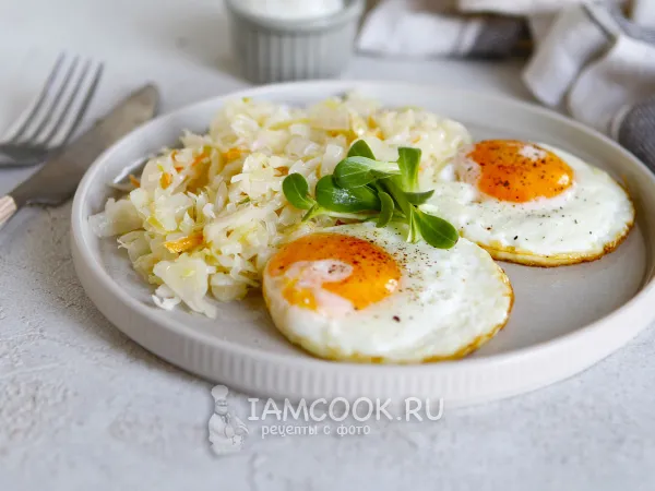 Фото блюда: Квашеная капуста с яйцом на сковороде
