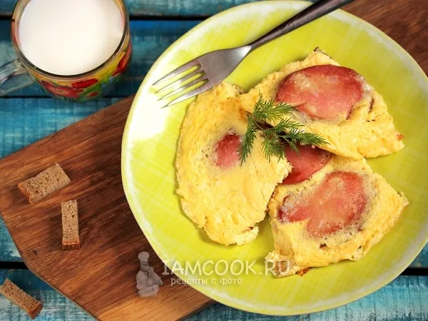 Фото блюда: Омлет с колбасой на сковороде