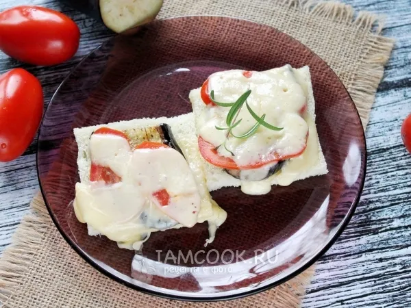 Фото блюда: Бутерброды в микроволновке с баклажанами и сыром