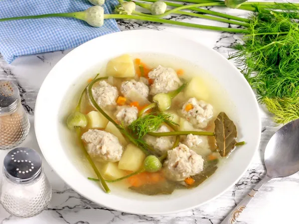 Фото блюда: Суп с чесночными стрелками и фрикадельками