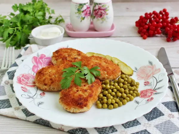 Фото блюда: Куриные котлеты со сметаной на сковороде