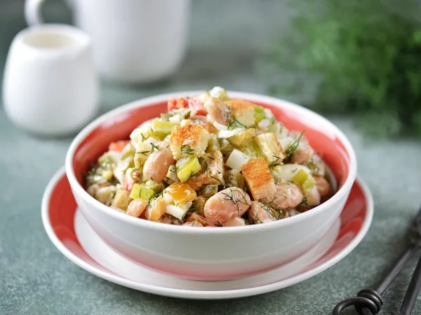 Фото блюда: Салат с фасолью, болгарским перцем и сухариками