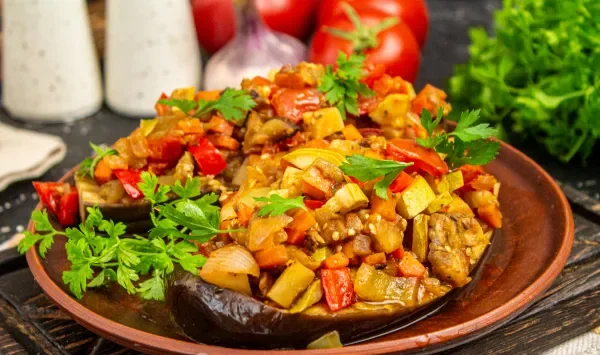 Фото блюда: Лодочки из баклажанов с овощами в духовке