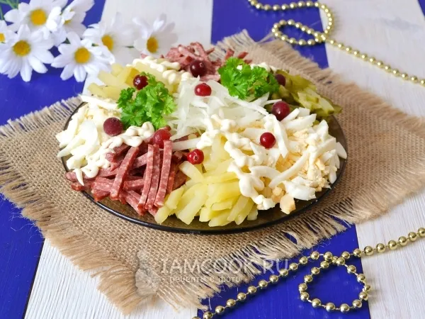 Фото блюда: Салат с копченой колбасой и солеными огурцами