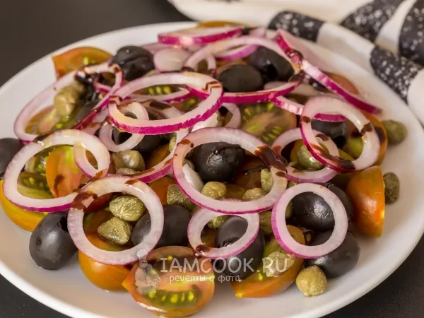 Фото блюда: Салат из помидоров с каперсами, оливками и луком