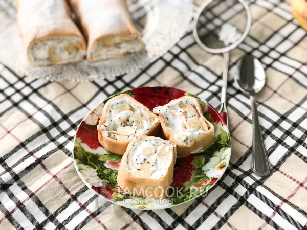 Фото блюда: Меренговый рулет с творожным кремом и бананом