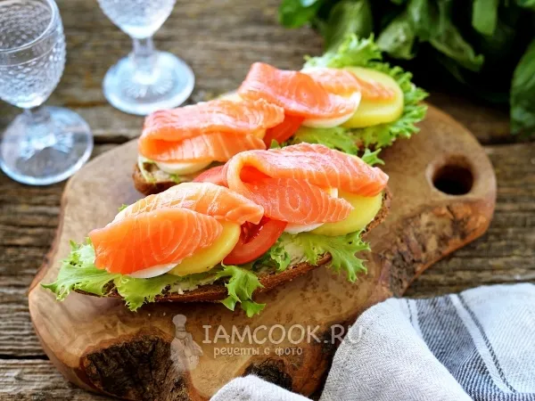 Фото блюда: Бутерброды с лососем, картофелем и яйцом