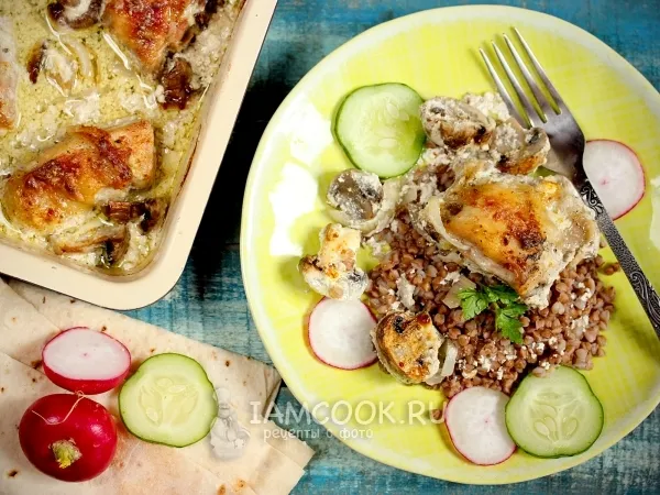 Фото блюда: Курица с шампиньонами и чесноком в сметане