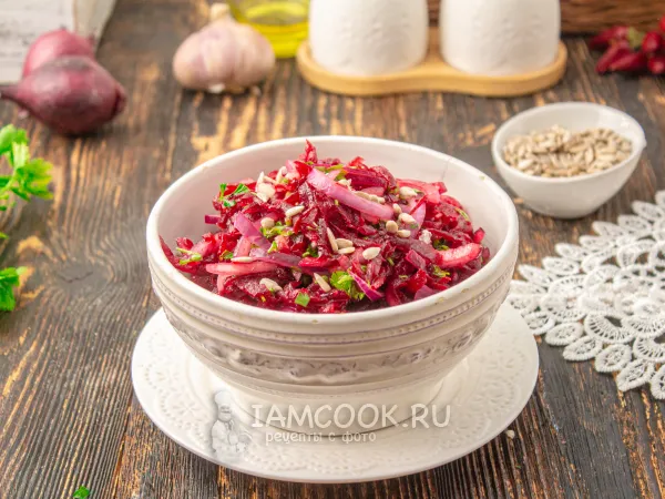 Фото блюда: Салат со свеклой и маринованным луком