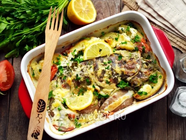 Фото блюда: Карась, запеченный с овощами в сметане