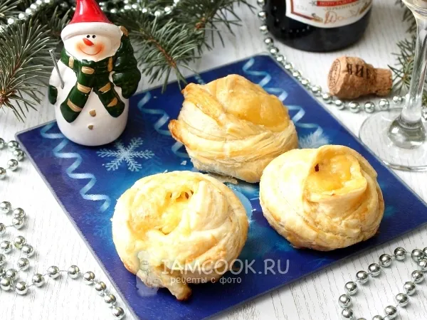 Фото блюда: Слойки-розочки с курицей и сыром