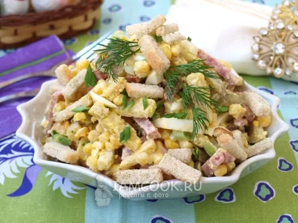 Фото блюда: Салат с сухариками и колбасой